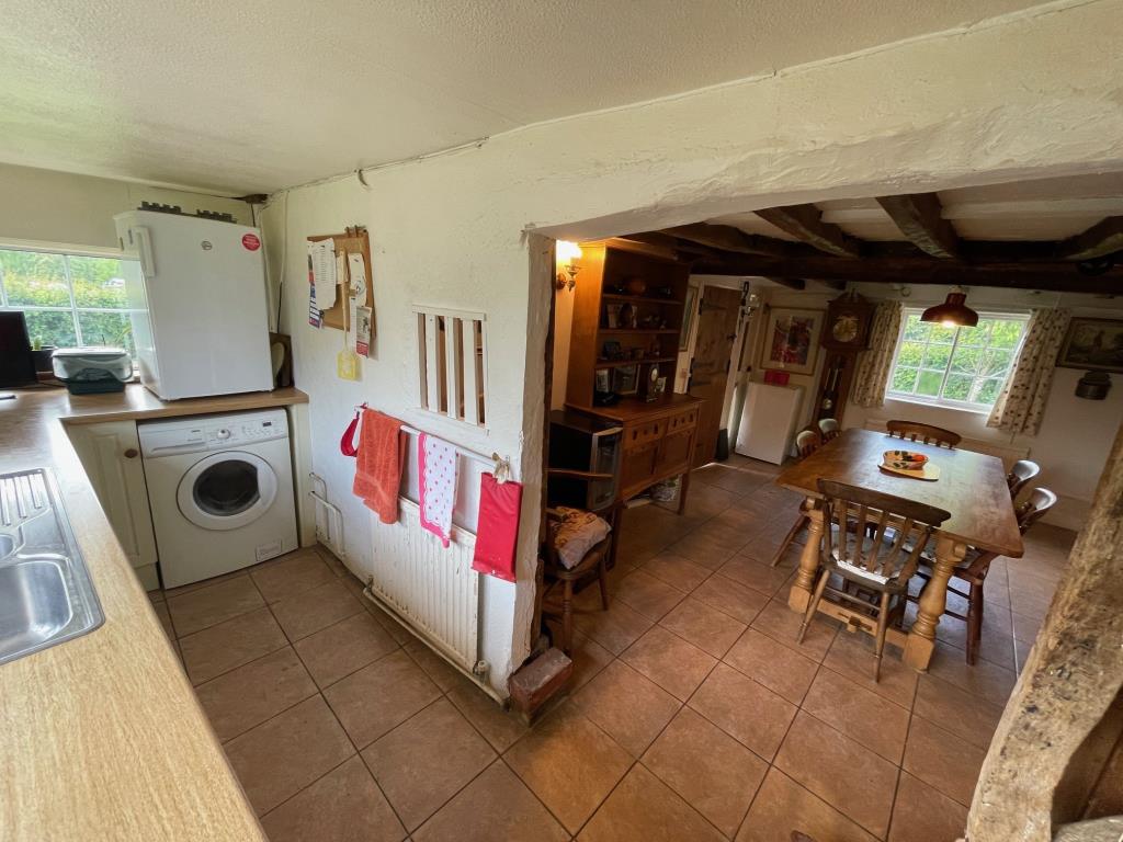 Lot: 145 - DETACHED COTTAGE IN HERTFORDSHIRE VILLAGE LOCATION - Kitchen area and Dining room